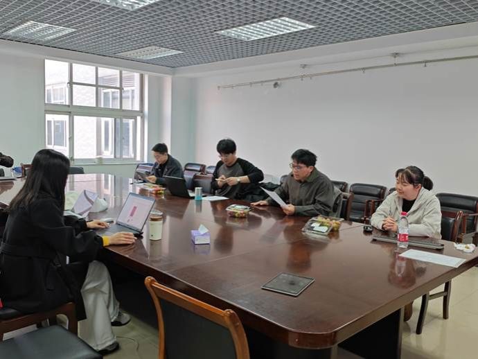 一群人坐在桌子前AI 生成的内容可能不正确。