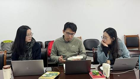 桌子上放着笔记本电脑前的人们AI 生成的内容可能不正确。